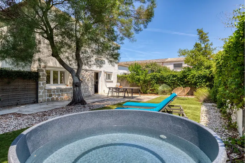 Privatgarten mit Hot Tub am Ferienhaus des Mas des Jeux