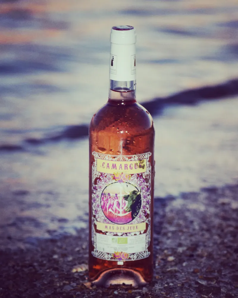 Flasche vom Mas des Jeux auf Felsen am Meer