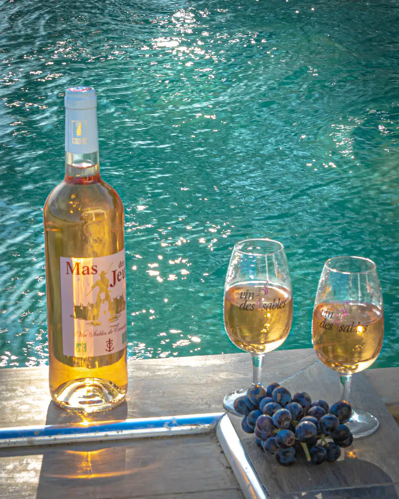 Roséflasche vom Mas des Jeux und zwei Gläser am Pool