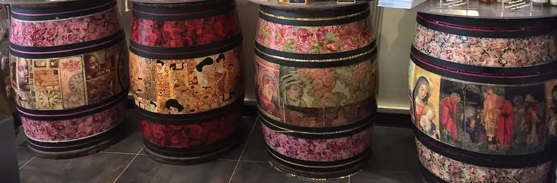 Von Hand bemalte Kunstfässer